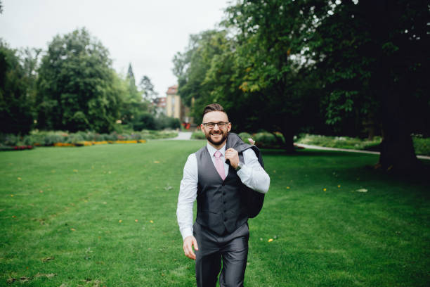 ritratto di un bel sposo in abito grigio con cravatta e gilet. - pocket suit glasses jacket foto e immagini stock