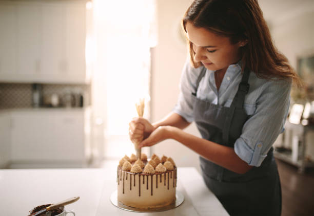 家でケーキを作るシェフ - cake women confectioner photography ストックフォトと画像