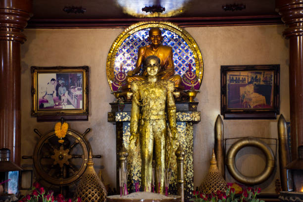 monumento de krom luang chumphon no santuário de chumphon do príncipe em samut songkhram, tailândia - chumphon - fotografias e filmes do acervo