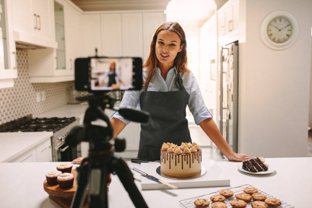 mujer vlogger grabación de vídeo para canal de alimentos - cake women confectioner photography fotografías e imágenes de stock