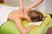 frau-mit-nacken-und-schultermassage-im-s