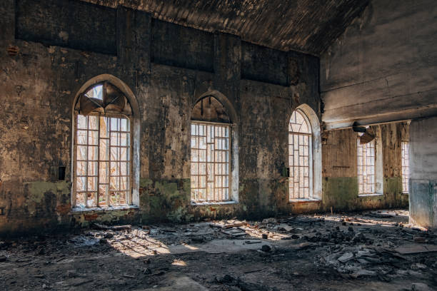 stary opuszczony budynek z rozbitymi oknami lancet wewnątrz - abandoned church indoors dirty zdjęcia i obrazy z banku zdjęć