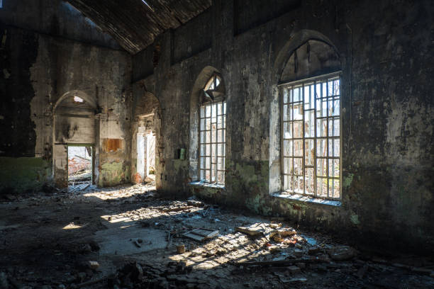 старое заброшенное здание с разбитыми ланцет-окнами внутри - abandoned church indoors dirty стоковые фото и изображения