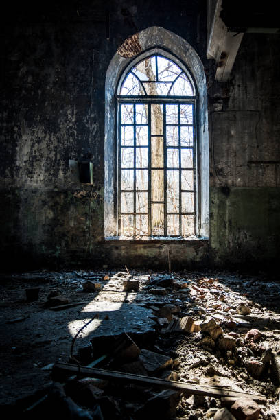 stary opuszczony budynek z rozbitymi oknami lancet wewnątrz - abandoned church indoors dirty zdjęcia i obrazy z banku zdjęć