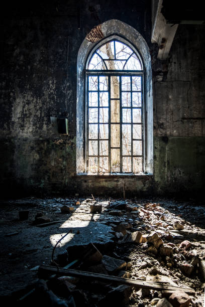 старое заброшенное здание с разбитыми ланцет-окнами внутри - abandoned church indoors dirty стоковые фото и изображения