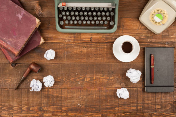 stary retro dziennikarz pulpit - machine typewriter human hand typing zdjęcia i obrazy z banku zdjęć