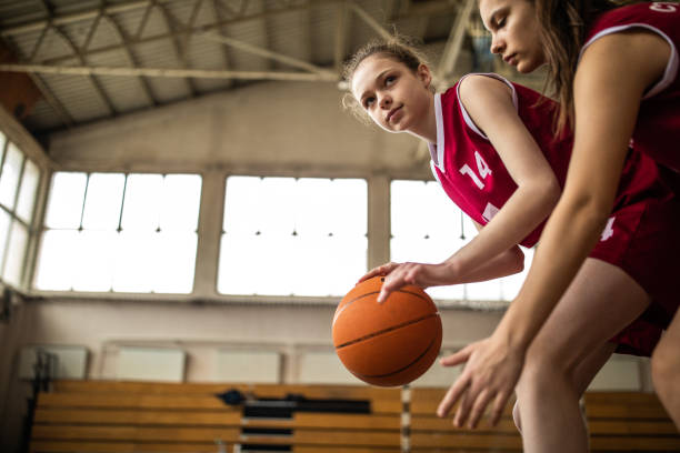 경기 중 상대 로부터 공을 방어 하는 소녀 - 농구 팀 스포츠 뉴스 사진 이미지
