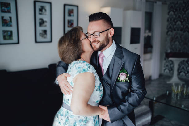 ritratto di un bel sposo con sua madre. - hairstyle love wedding photography foto e immagini stock