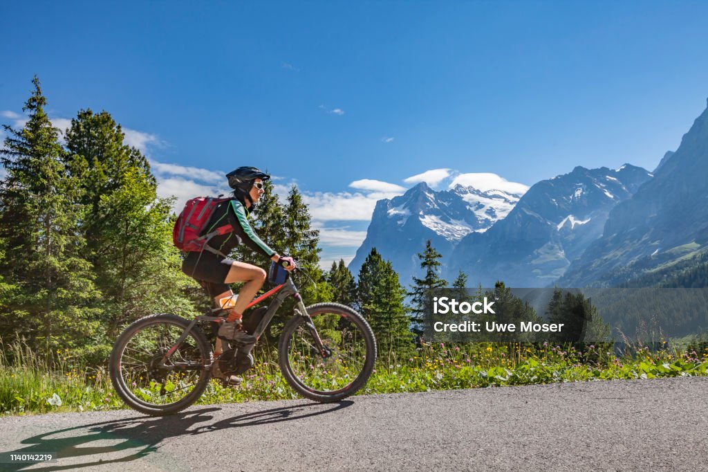 senior woman Mountainbiking in Grindelwald - Lizenzfrei Elektrorad Stock-Foto