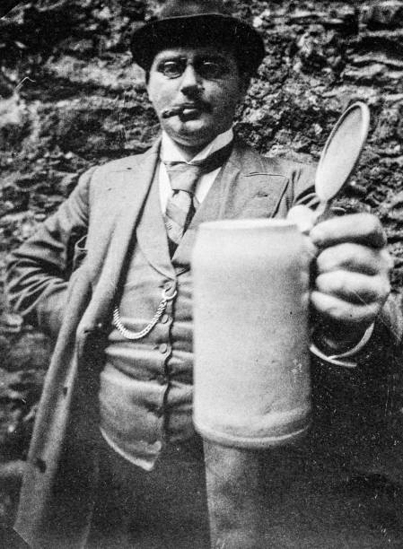antike schwarz-weiß-foto aus dem handbuch der deutschen fotografie: mann mit bierkrug - festival alcohol stock-grafiken, -clipart, -cartoons und -symbole