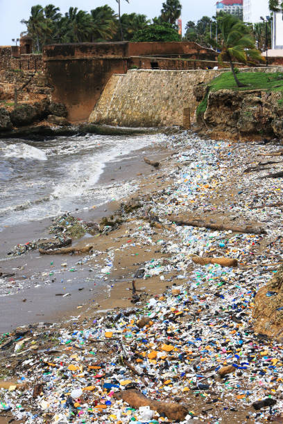 śmieci na plaży miejskiej santo domingo, dominikana. - garbage dump vertical outdoors nobody zdjęcia i obrazy z banku zdjęć