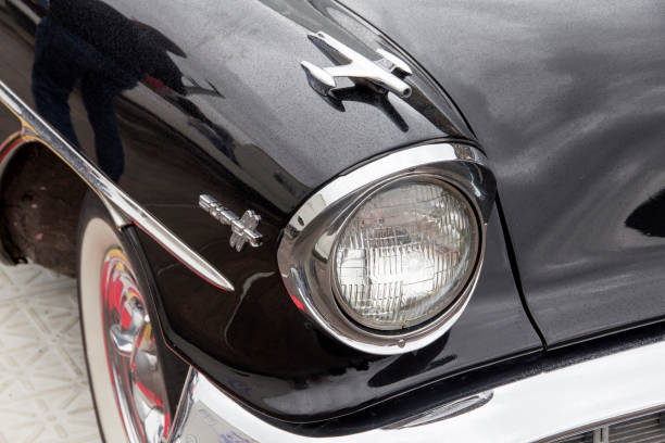 1957 super 88 oldsmobile à l’exposition annuelle de voitures classiques et le marché des vêtements vintage à kings cross, londres, angleterre - collectors car car hubcap retro revival photos et images de collection