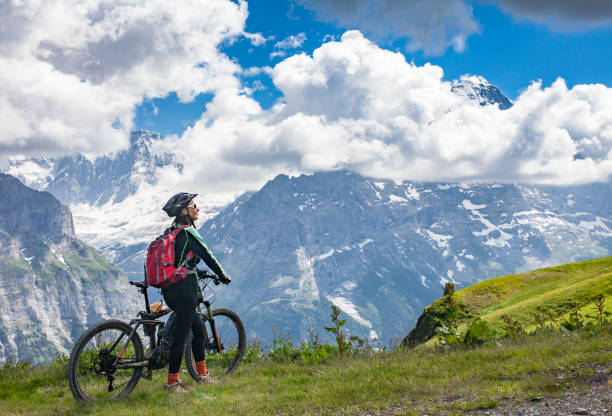 старшая женщина горный велосипед в гриндельвальде - monch summit nature switzerland стоковые фото и изображения