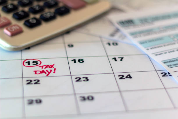 dzień podatkowy zaznaczony w kalendarzu, kalkulatorze i formularzu podatkowym - calendar tax april day zdjęcia i obrazy z banku zdjęć