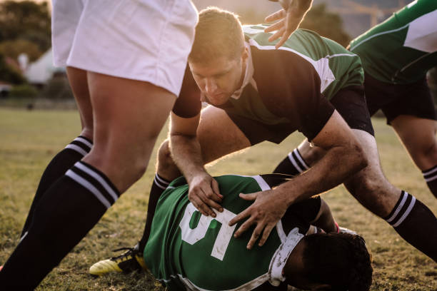 intense rugby spel actie - rugby scrum stockfoto's en -beelden