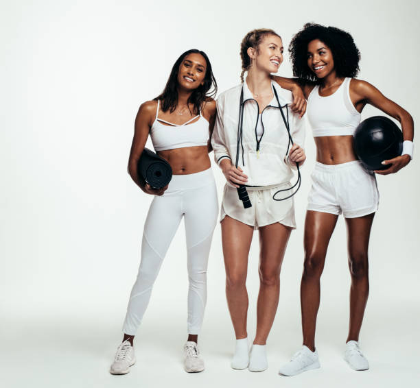 gruppo multietnico di donne del fitness - friendship women exercising gym foto e immagini stock