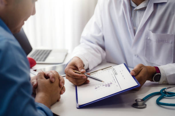 arzt erklärt gesundheitscheck dokument der männlichen patienten in der medizinischen klinik oder krankenhaus psychische gesundheit. gesundheit und arzt konzept. - explaining men pointing talking stock-fotos und bilder