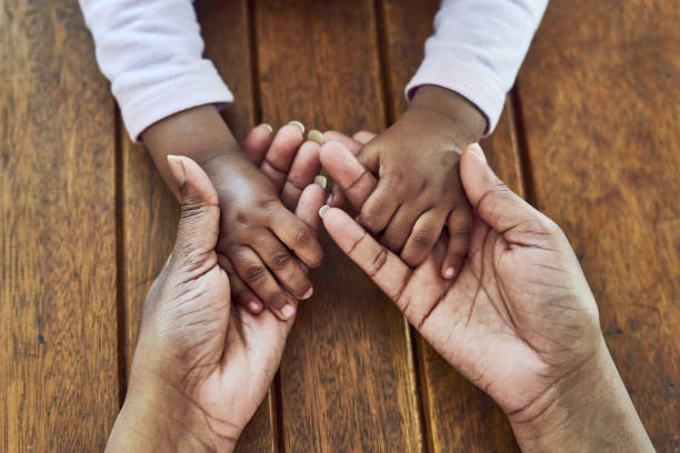 siempre tendrás mi mano para sostener - human hand child baby mother fotografías e imágenes de stock