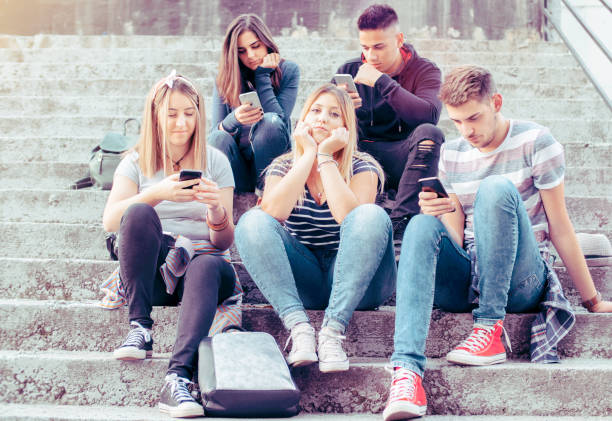 istock A girl is feeling completely alone, ignored by her smartphone obsessed friends 1140166310