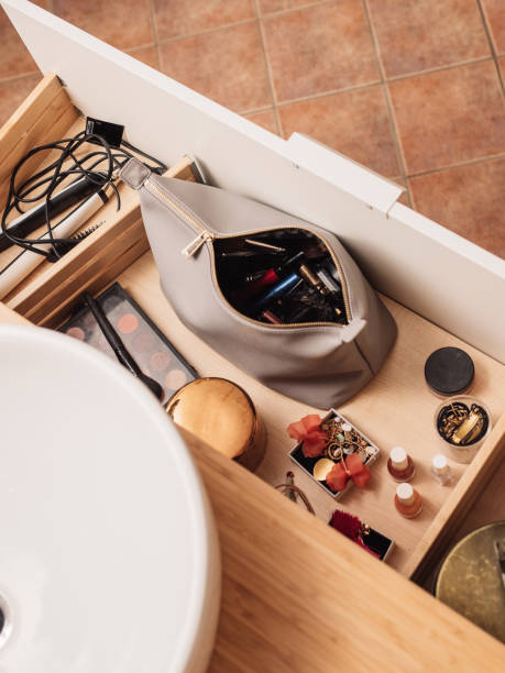 salle de bain lavabo commode rangement tiroir avec maquillage et bijoux - washstand photos et images de collection
