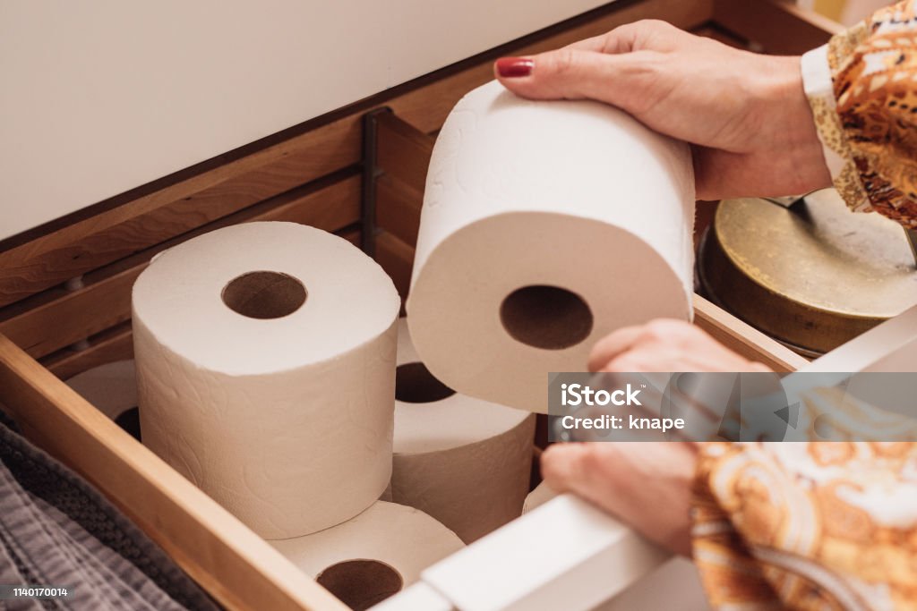Toilettenpapierspeicher in der Schublade - Lizenzfrei Toilettenpapier Stock-Foto