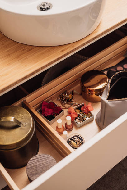 salle de bain lavabo commode rangement tiroir avec maquillage et bijoux - washstand photos et images de collection