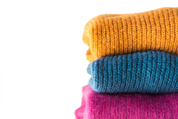 pilha de camisolas de lã da cor - sweater cardigan knitting blue - fotografias e filmes do acervo