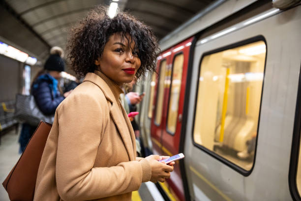 mujer esperando el tren del metro - london underground fotografías e imágenes de stock