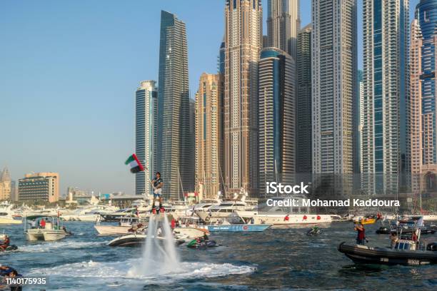 Dubai City Fun Water Activiteiten Toeristische Attracties In Dubai Marina Uae Vlag Stockfoto en meer beelden van Activiteit