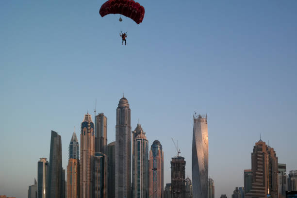 dubaj miasto zabawa spadochroniarz i zajęcia wodne, atrakcje turystyczne w dubai marina - united arab emirates dubai marina asia arabia zdjęcia i obrazy z banku zdjęć
