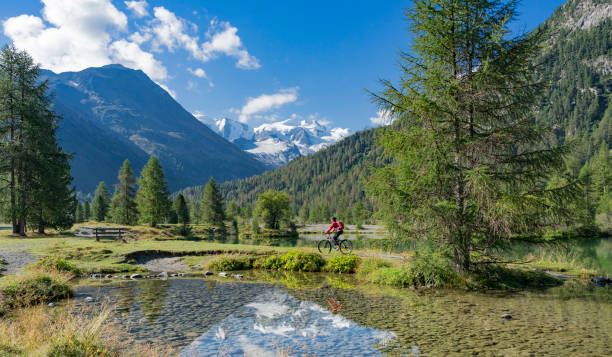 vtt dans la vallée de l’engadine suisse - piz palü photos et images de collection