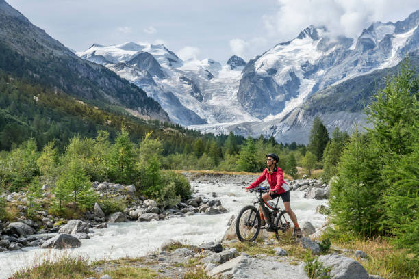 スイスエンガディンバレーの mountainbiking - engadine st moritz valley engadin valley ストックフォトと画像