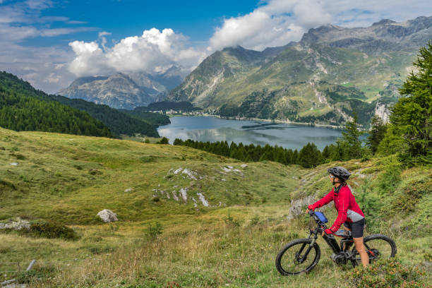 스위스의 엥가 딘 계곡에서 산악 자전거 타기 - piz palü 뉴스 사진 이미지