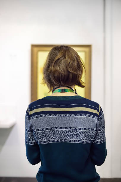 istock Visitor looks at the paintings 1140183749