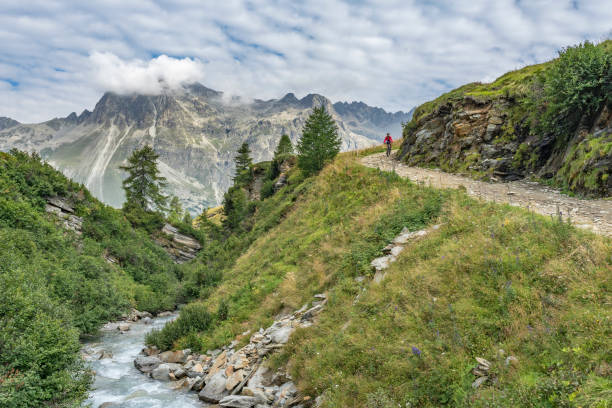 vtt dans la vallée de l’engadine suisse - piz palü photos et images de collection