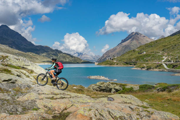 mountainbiking sur berninapass suisse - st moritz summer engadine engadin valley photos et images de collection