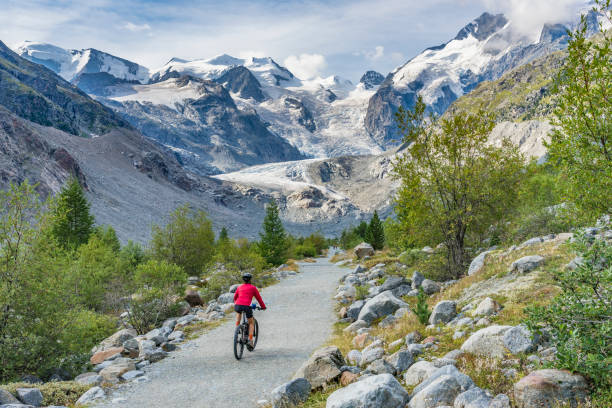 スイスエンガディンバレーの mountainbiking - engadine st moritz valley engadin valley ストックフォトと画像