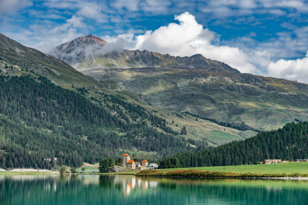 vtt dans la vallée de l’engadine suisse - piz palü photos et images de collection