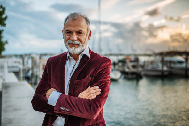 turista sênior do latino que viaja ao lado do mar, expressando a emoção positiva - marina yacht florida sunset - fotografias e filmes do acervo