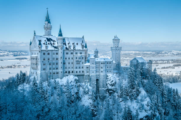 château majestueux de neuschwanstein dans la région d’allgaeu bavière en hiver coverd avec de la neige - neuschwanstein photos et images de collection