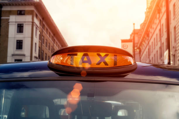 london taxi cartel en un taxi negro en una calle en londres - black cab fotografías e imágenes de stock