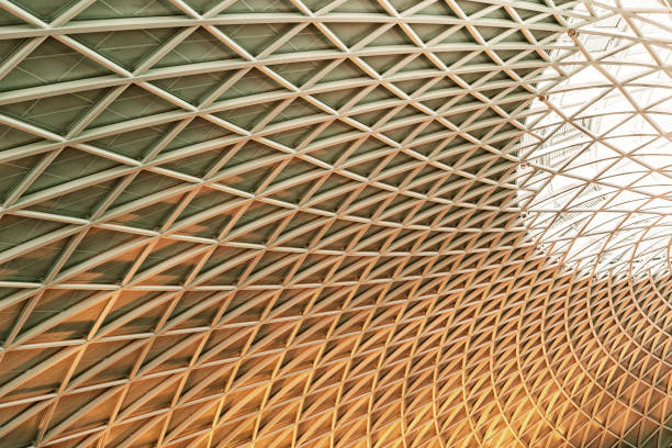 el sol brilla a través del techo triangulado en kings cross station en londres - eco tourism fotografías e imágenes de stock