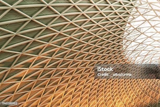 런던의 킹스 크로스 역의 삼각 측정 지붕을 통해 태양이 빛납니다 건축에 대한 스톡 사진 및 기타 이미지 - 건축, 추상적인, 베이지