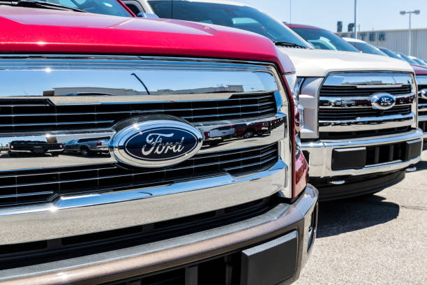 dealer mobil dan truk ford lokal. ford menjual produk dengan merek lincoln dan motorcraft ix - lincoln vehicle manufacturer potret stok, foto, & gambar bebas royalti