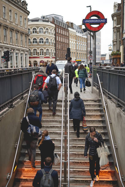 通勤者や観光客はラッシュアワー中にロンドン橋の近くに地下鉄駅を出ています。 - london england on the move commuter rush hour ストックフォトと画像