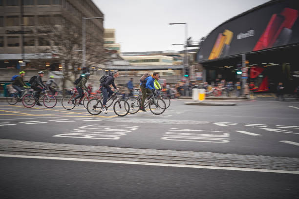 ラッシュアワーにロンドン中心部で通勤するサイクリスト。 - london england on the move commuter rush hour ストックフォトと画像