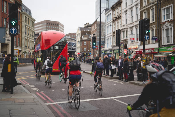 ラッシュアワーにロンドン中心部で通勤するサイクリスト。 - london england on the move commuter rush hour ストックフォトと画像