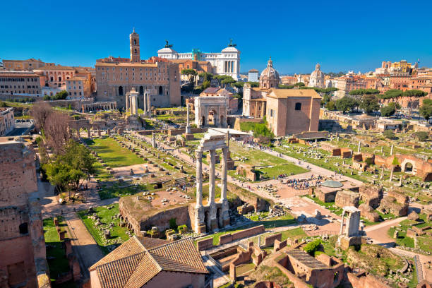 szenische luftaufnahme über die ruinen des römischen forums in rom - coliseum traditional culture history rome stock-fotos und bilder