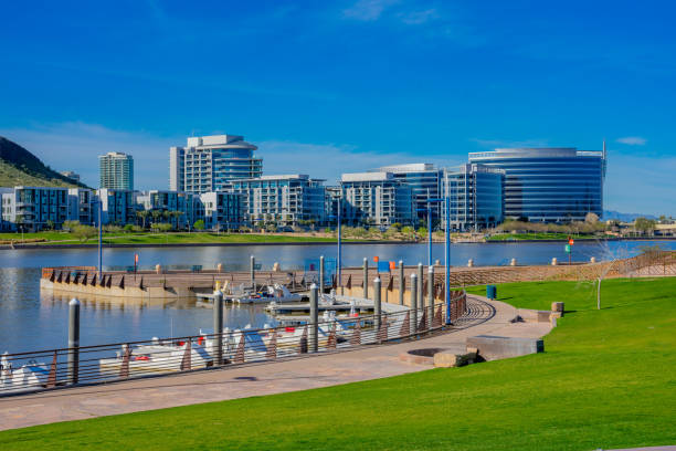 salt river am tempe lake mit tempe skyline. arizona - phoenix downtown district skyline city stock-fotos und bilder