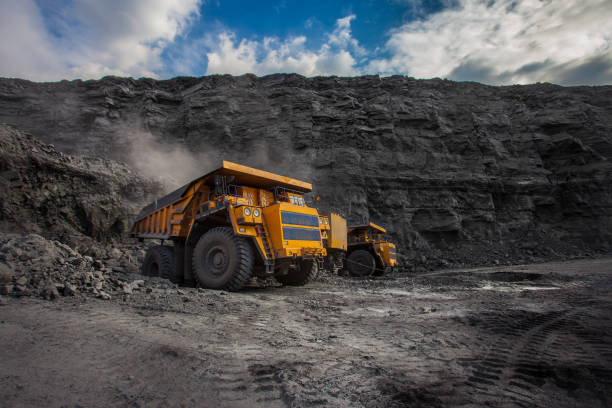 camiones de volteo mineros cargados en una mina de carbón - mining fotografías e imágenes de stock